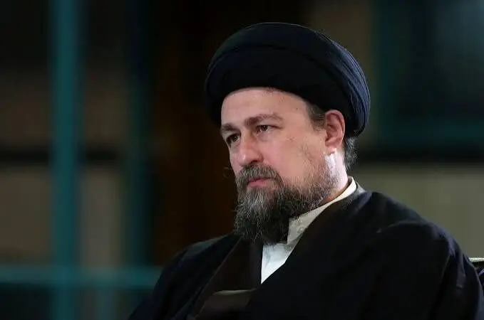 عکس گریان سید حسن خمینی در مراسم وداع با رهبر شهید و علت ترک زودهنگام از جایگاه