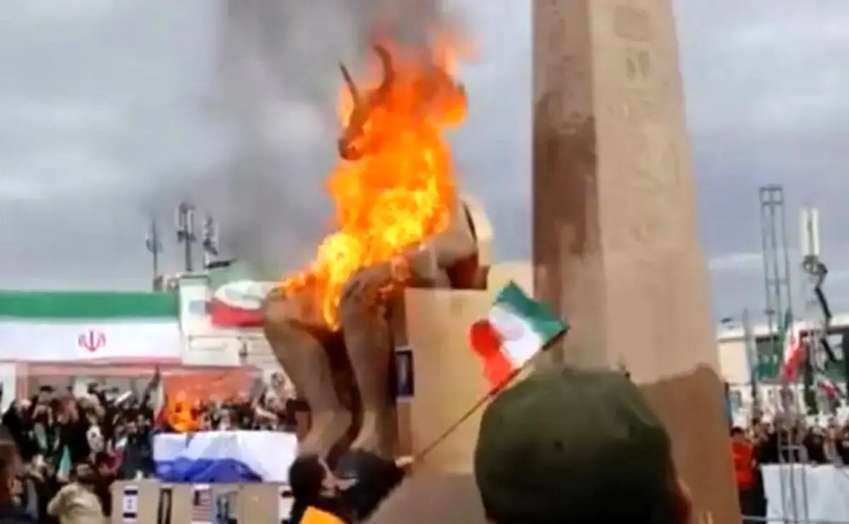 آتش زدن مجسمه بعل در ۲۲ بهمن | این بت نماد چیست و چرا سوزانده شد؟