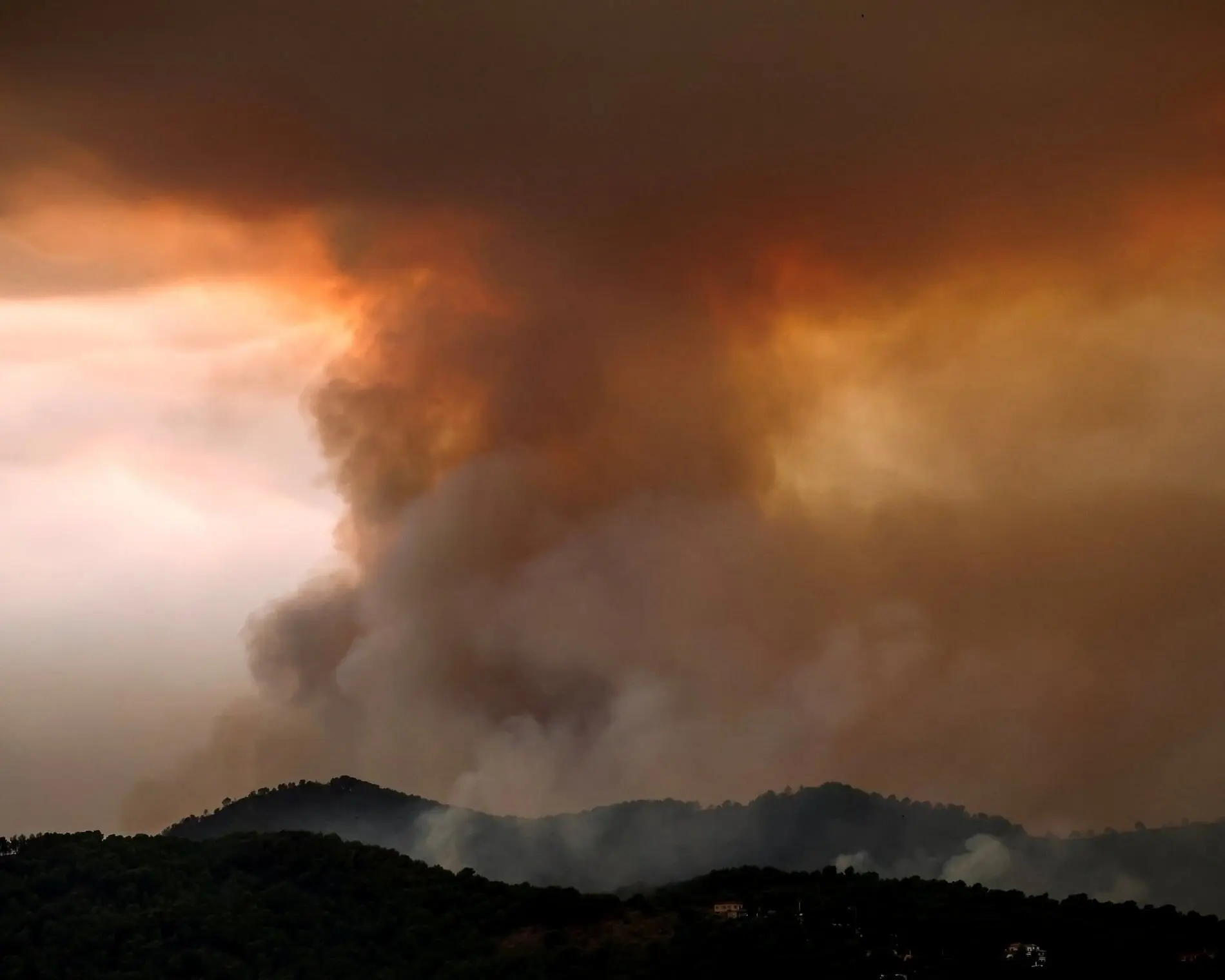 ابر آتش چیست؟ پدیده «پیروکومولونیمبوس» چگونه آتش‌سوزی‌های اروپا را مرگبارتر کرده است؟