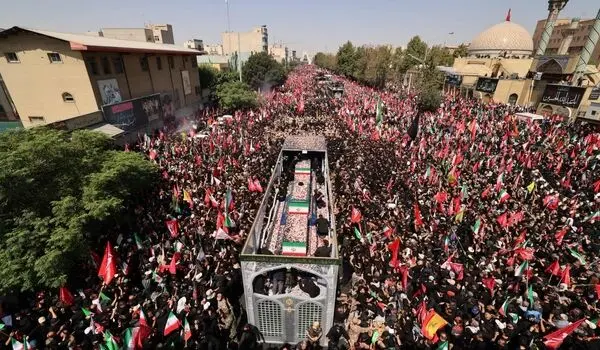 گاردین: میلیون‌ها نفر در مراسم تشییع آیت الله سید علی خامنه‌ای در تهران شرکت کردند