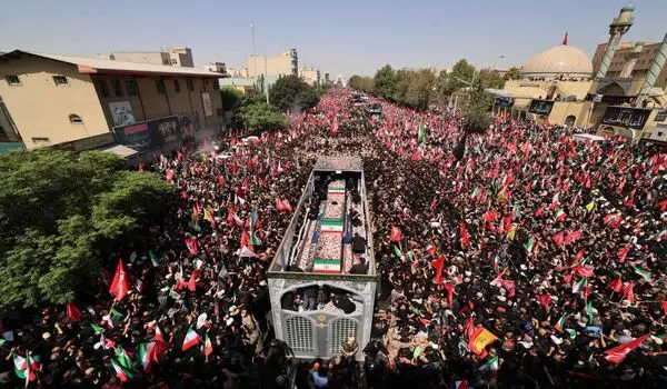 گاردین: میلیون‌ها نفر در مراسم تشییع آیت الله سید علی خامنه‌ای در تهران شرکت کردند