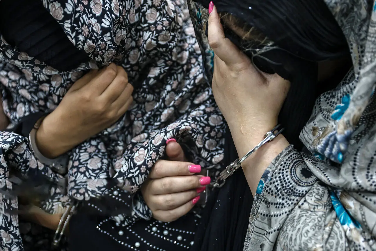 زورگیری ۳ دختر لندکروزسوار از پسرهای جوان | ما اصلا نیازی به پول نداریم!