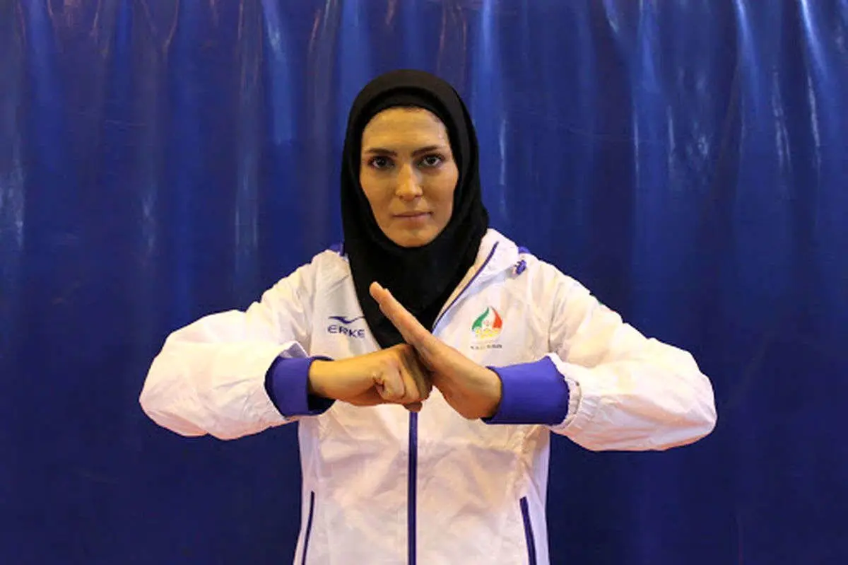 الهه منصوریان حین خرید خودروی بی ام و
