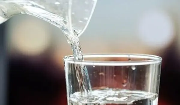 نوشیدن آب یخ در تابستان واقعا خطرناک است؟ | آب گرم صبح‌ها را به این شرط بنوشید