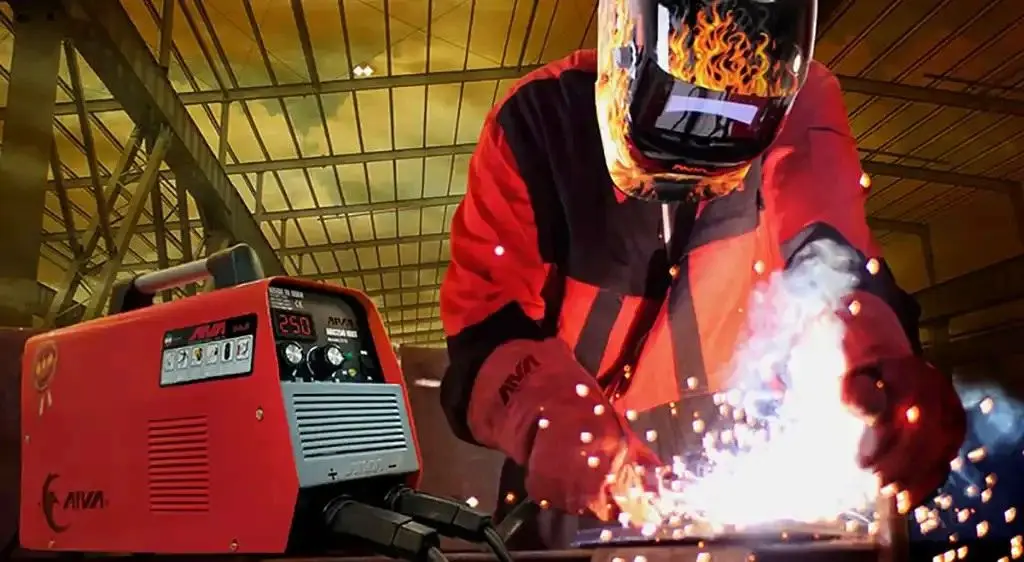 دستگاه جوش اینورتر یا ترانس معمولی؟ مقایسه کامل، مزایا و معایب برای خریداران