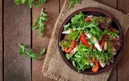 بالاخره سالاد را قبل از غذا باید خورد یا قبل از غذا؟!