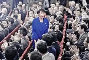 سانائه تاکایچی، تاچر شرق کیست؟