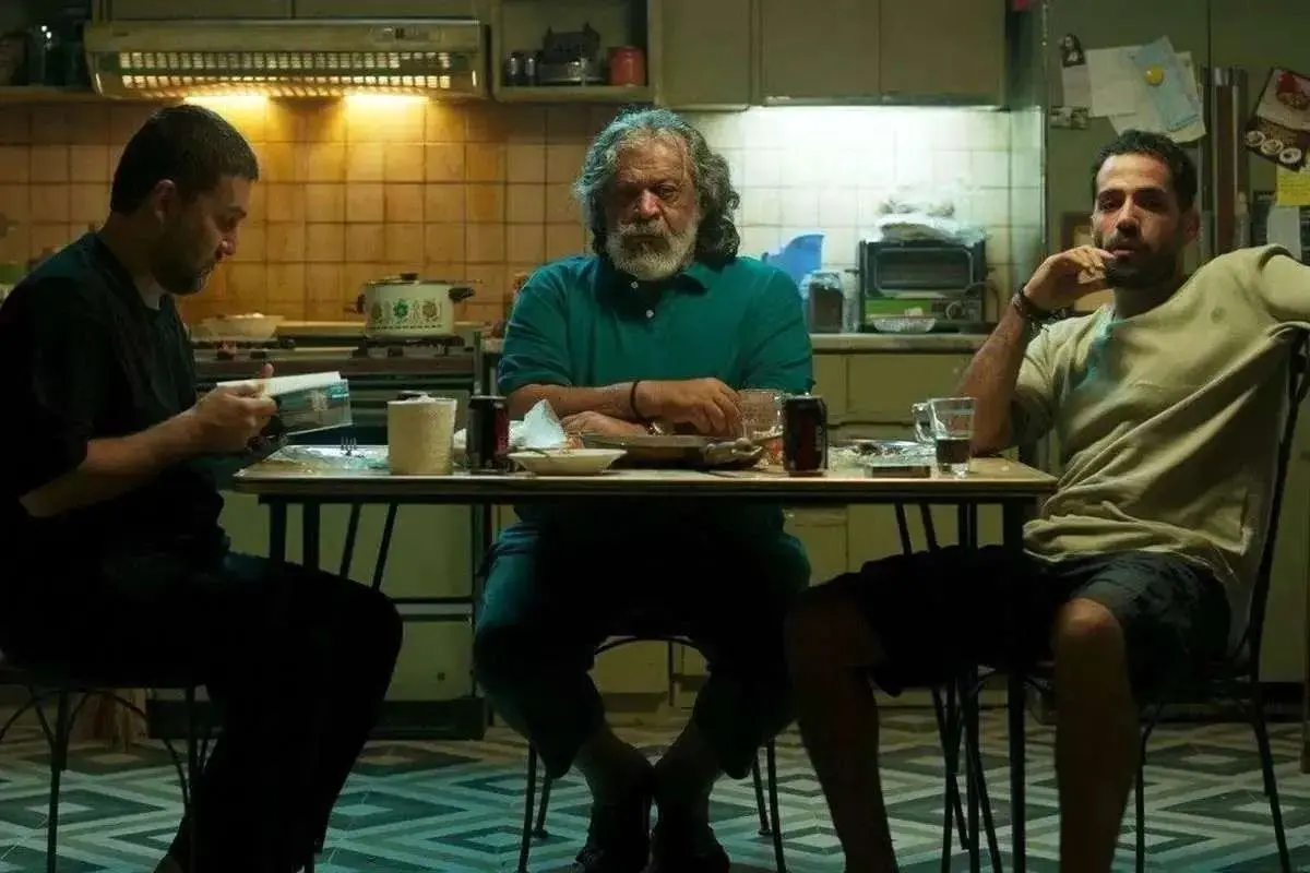 واکنش کارگردان پیرپسر به انتشار نسخه قاچاق: سرمایه‌ی همه ما نابود خواهد شد
