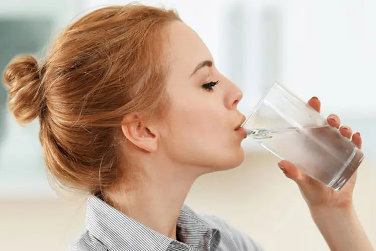 آیا نوشیدن آب پوست را آبرسانی می‌کند؟