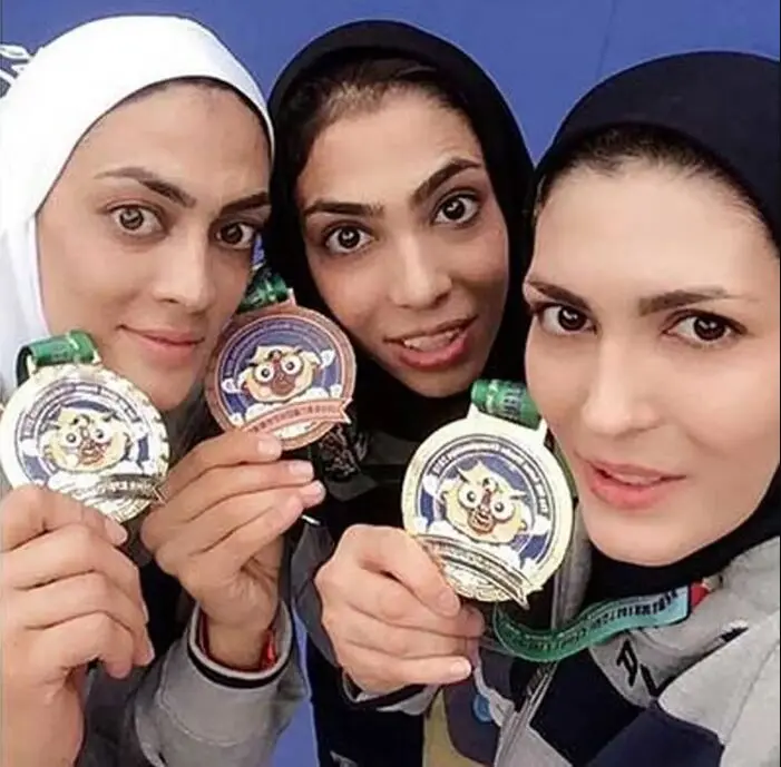 تبلیغ عجیب آرایشگاه توسط خواهران منصوریان
