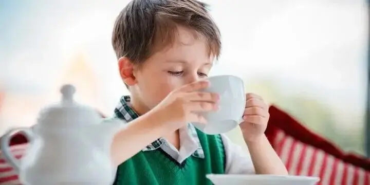 آیا این نوشیدنی محبوب، برای کودکان مناسب است؟
