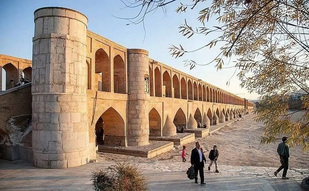 اصفهان بدبینانه ۱۴۰۹ و خوشبینانه ۱۴۱۸ تخلیه می‌شود | خودروی اصفهانی‌ها یک‌ دفعه به درون زمین فرو می‌رود؟