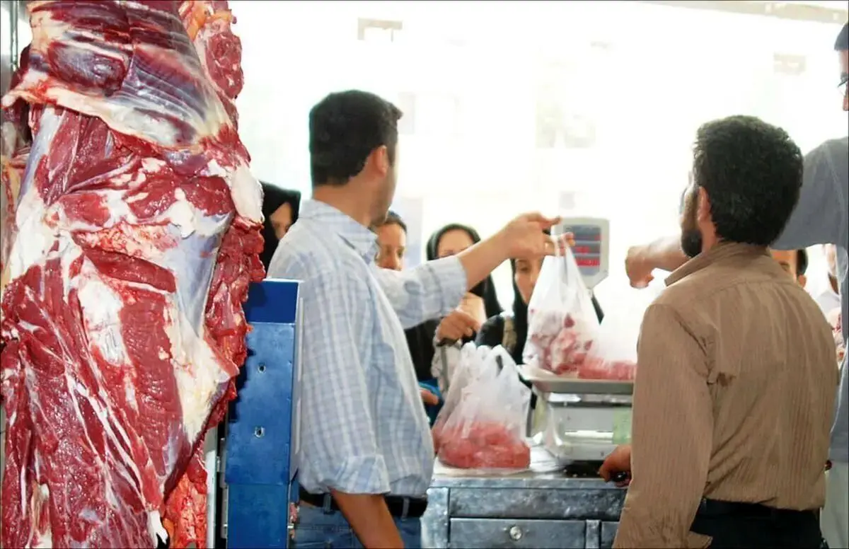 آتش زیر خاکستر تورم؛ حذف ارز ترجیحی گوشت چه بلایی بر سر اقتصاد می‌آورد؟ | مصرف گوشت در جامعه کارگری و بازنشستگان به یک کیلو در سال هم نمی‌رسد