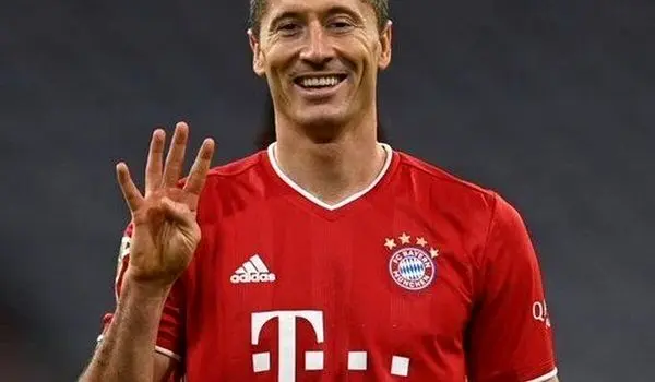 لواندوفسکی خود را هم‌تراز مسی و رونالدو کرد
