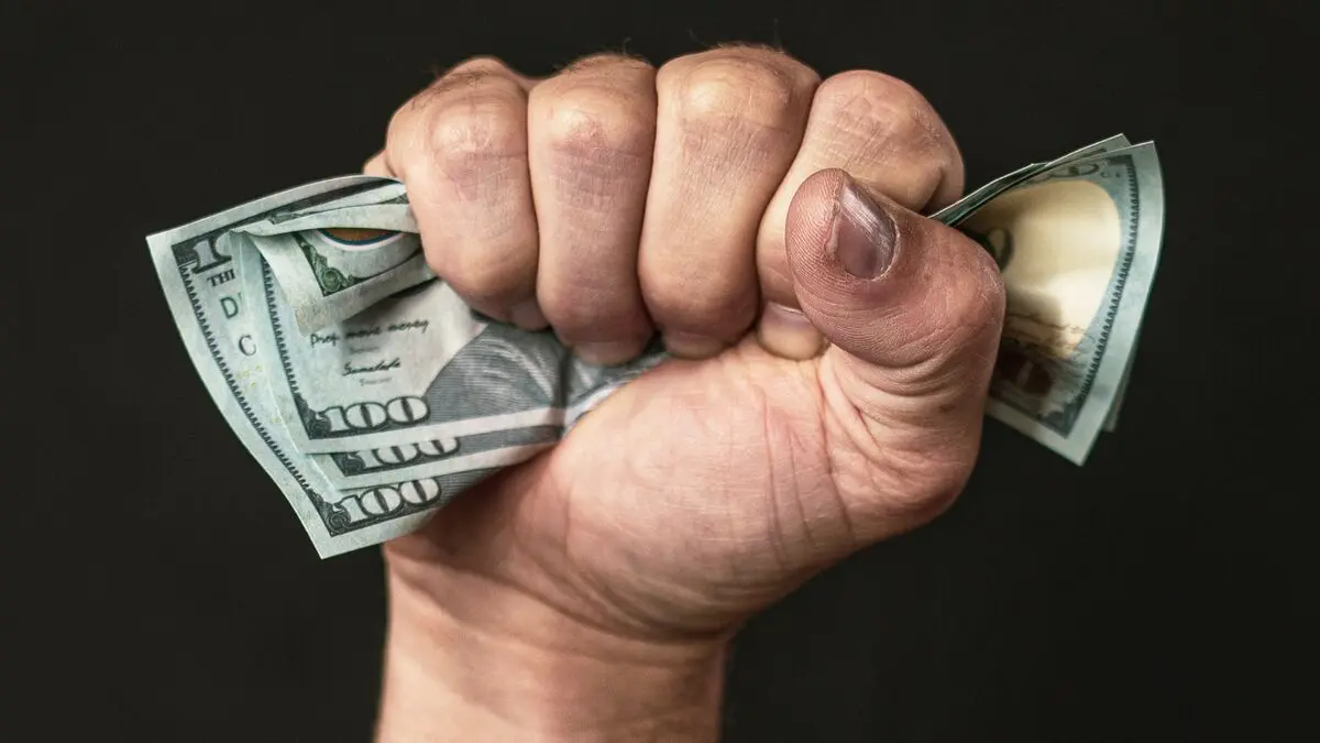 داستان  فروش دلار به نرخ ۱۲۷ هزار تومان چیست؟ + ۳ دلیل افت قیمت
