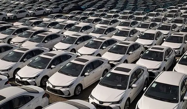 آخرین قیمت خودرو در بازار آزاد امروز یکشنبه ۱۷ اسفند ۱۴۰۴ | تارا و دنا امروز چند؟ + جدول
