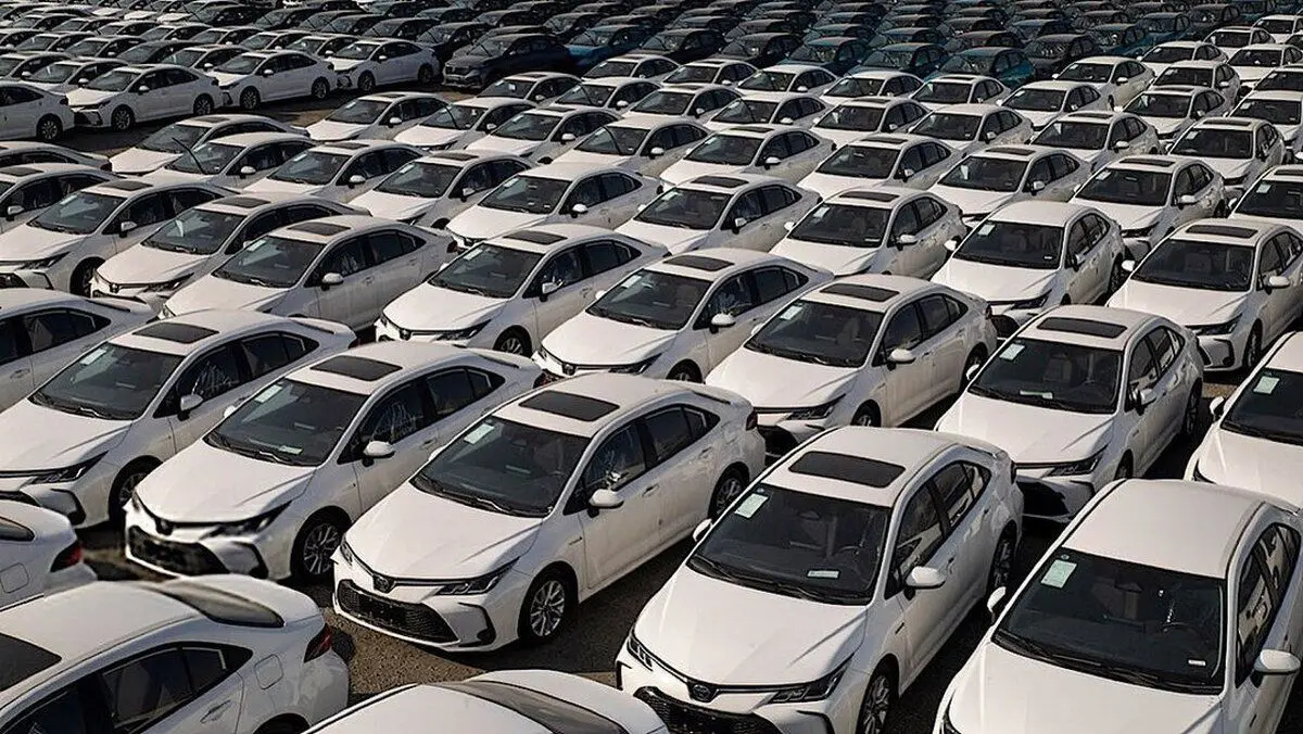 آخرین قیمت خودرو در بازار آزاد امروز یکشنبه ۱۷ اسفند ۱۴۰۴ | تارا و دنا امروز چند؟ + جدول
