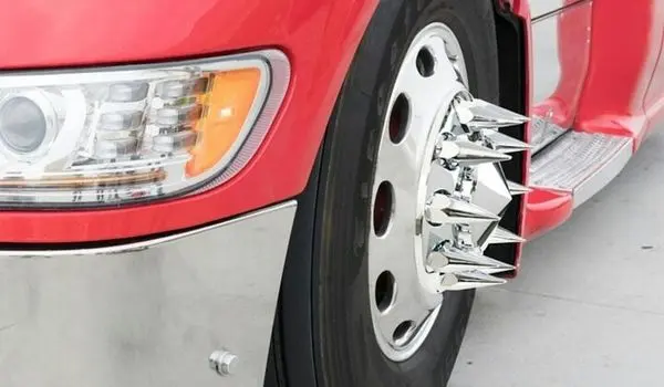 میخ‌های کرومی روی چرخ کامیون‌ها چیست؟