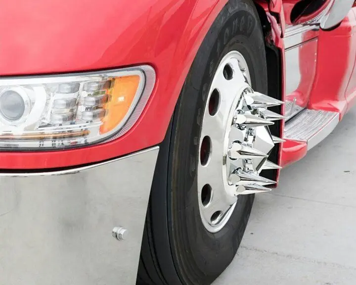 میخ‌های کرومی روی چرخ کامیون‌ها چیست؟