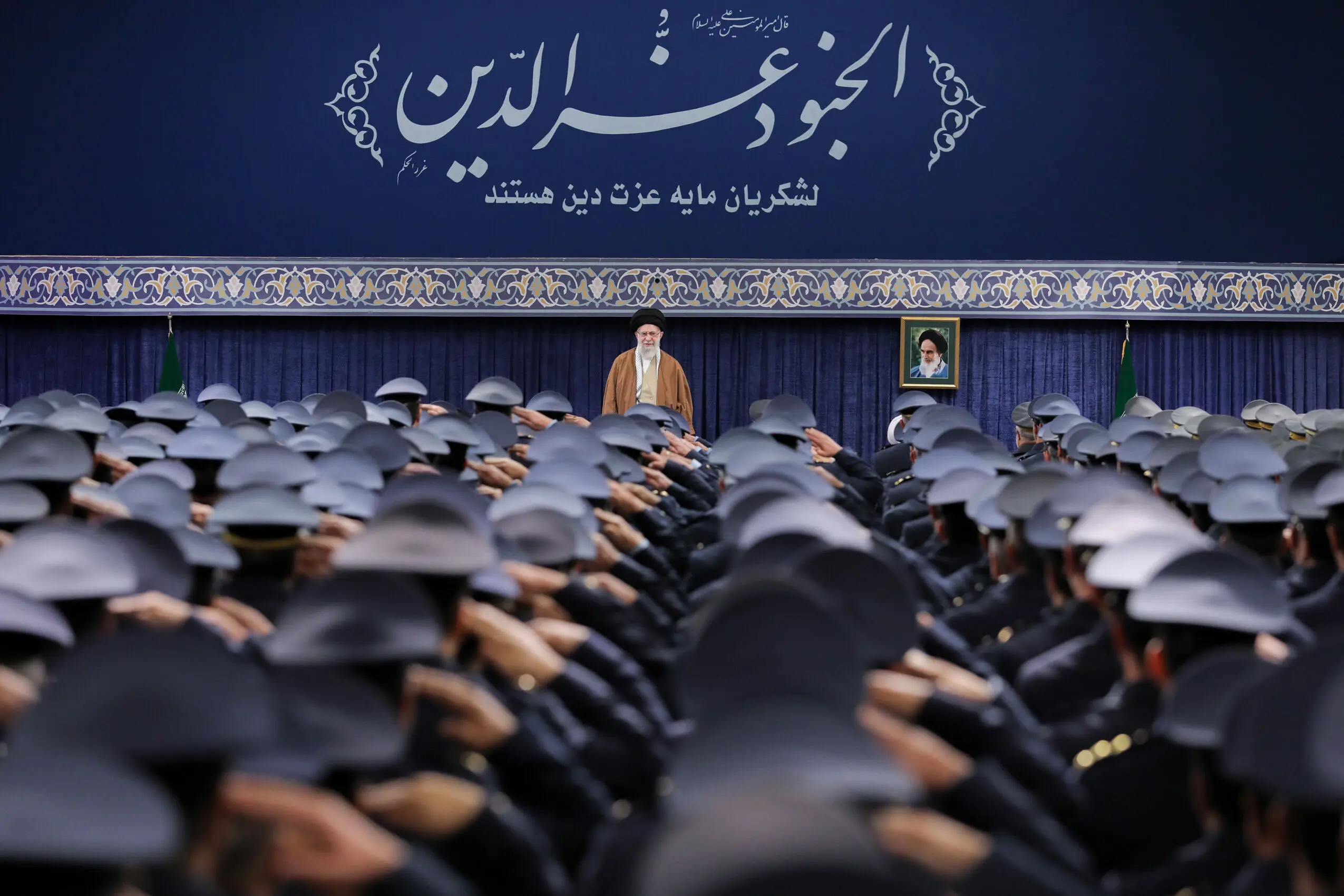 دیدار جمعی از فرماندهان نیروی هوایی و پدافند هوایی ارتش با رهبر انقلاب
