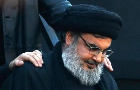 فیلم وداع جنجالی نوه و خانواده شهید حسن نصرالله با پیکر او دل همه را لرزاند