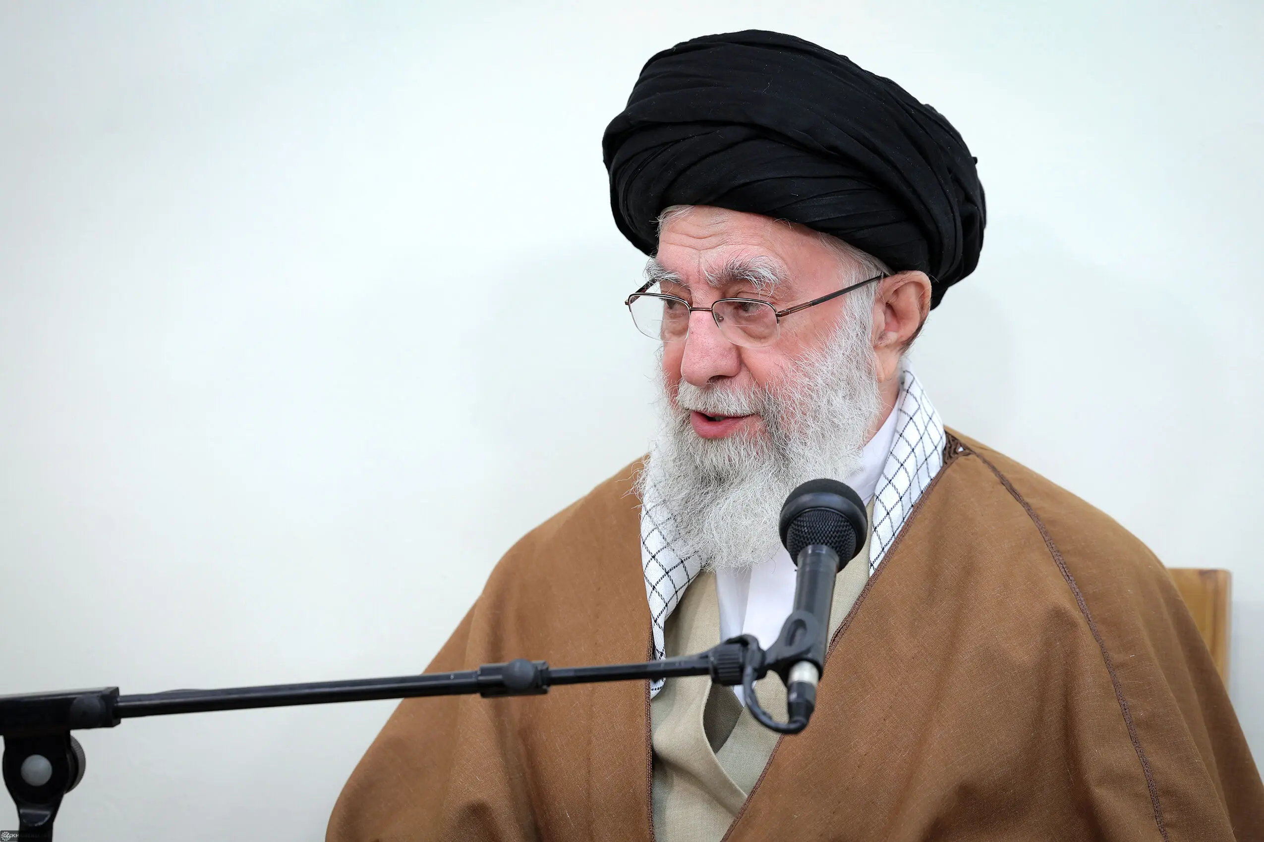رهبر انقلاب: به گفتگوهای عمان نه افراطی خوش‌بین و نه افراطی بدبین هستیم