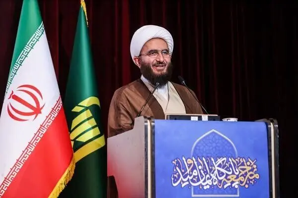 حاج علی اکبری در خطبه اول نماز عید فطر: همان رهبری که مردم می‌خواستند مورد انتخاب خبرگان امت قرار گرفت