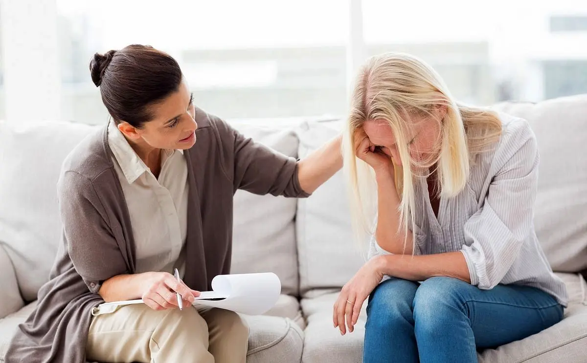 بهترین زمان مراجعه به روانشناس چه موقع است؟ + 7 علامتی که نباید شوخی بگیرید