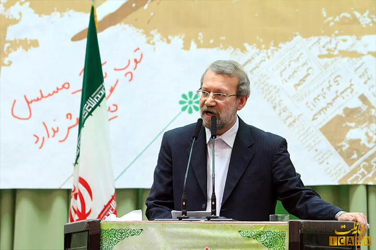 بالاخره معلوم شد عاملان پرتاب مهر و کفش به شهید لاریجانی چه کسانی بودند؟ | بعد از دستگیری با آنها چه کردند؟ + عکس