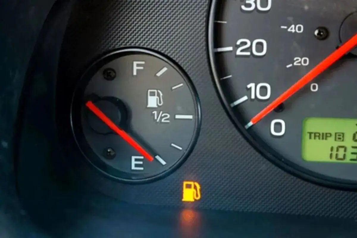 با چراغ روشن بنزین خودرو چند کیلومتر را می‌توان طی کرد؟
