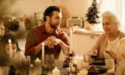 چرا کنار خانواده دوباره مثل یک کودک رفتار می‌کنیم؟ راز بازگشت روانی به دوران نوجوانی