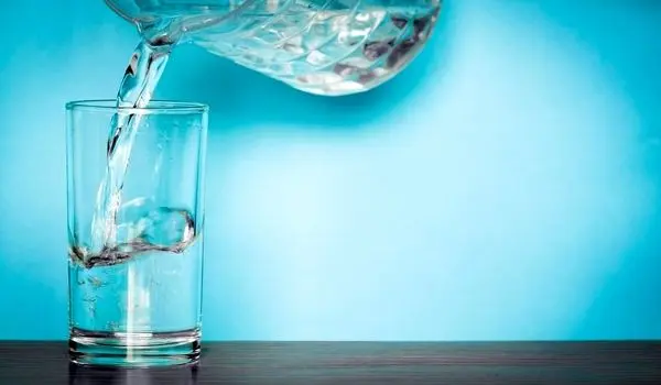چرا قانون «۸ لیوان آب در روز» برای همه جواب نمی دهد؟