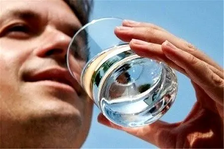 نوشیدن آب یخ پس از غذا خوردن را ترک کنید
