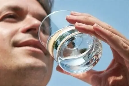 نوشیدن آب یخ پس از غذا خوردن را ترک کنید