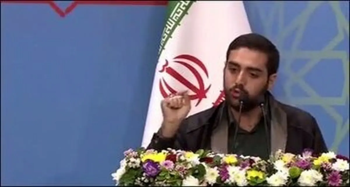 پزشکیان به احترام دانشجویِ معترض از پشت تریبون کنار رفت و از سِن پایین آمد | گلایه رئیس جمهور از رفتار کارمند دانشگاه تهران 