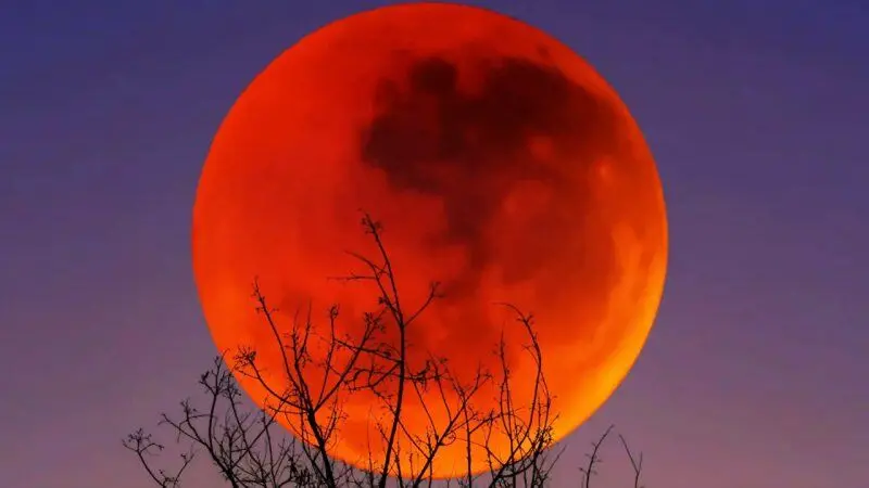 پخش زنده ماه گرفتگی امشب یکشنبه ۱۶ شهریور ۱۴۰۴ 