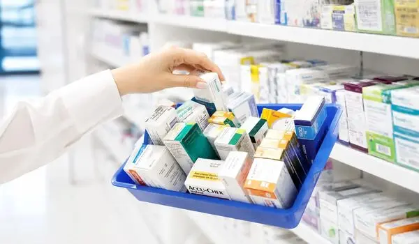 فروش دارو‌های کمیاب در بیرون داروخانه| یک داروساز: با چند برابر قیمت داروها را
می‌فروشند