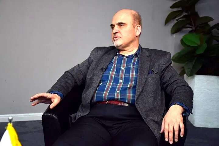 طعنه جلایی پور به قالیباف: یکی به نعل می زند، یکی به میخ | تندروها مثل بید از مواضع ظریف بر خود میلرزند