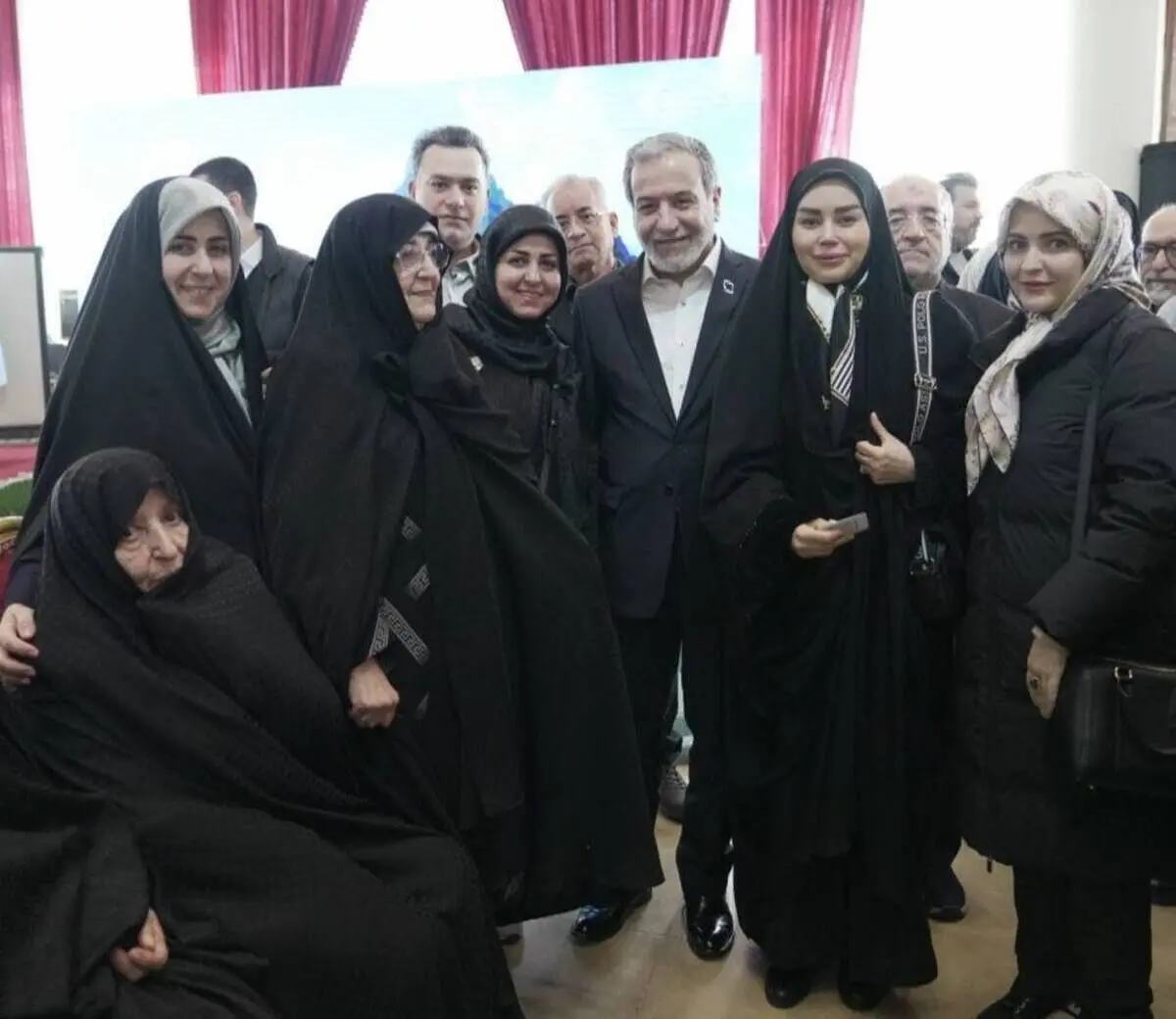 واکنش روزنامه نزدیک به قالیباف به ماجرای همسر دوم عراقچی؛ امنیت روانی جامعه به خطر افتاد | در نظارت بر فضای مجازی خلأ‌ داریم