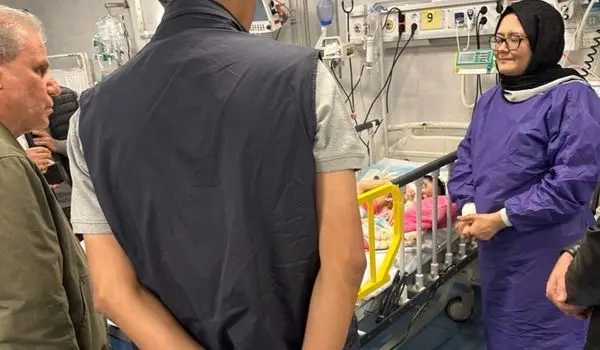 عیادت فردوسی‌پور از کودکان آسیب‌دیده در جنگ
