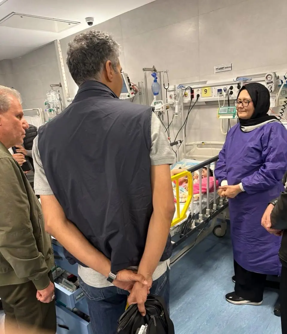 عیادت فردوسی‌پور از کودکان آسیب‌دیده در جنگ
