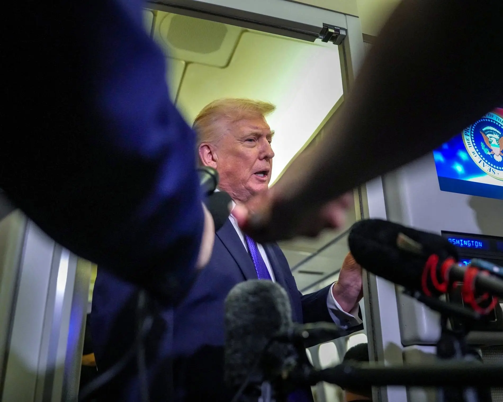 ترامپ از عذرخواهی بابت ویدیوی نژادپرستانه علیه اوباماها خودداری کرد و مسئولیت را به گردن یکی از دستیارانش انداخت