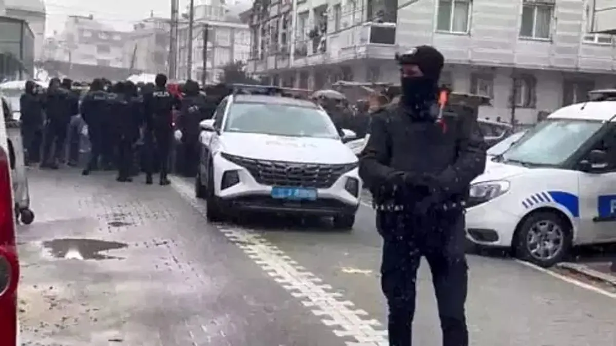 مردی در استانبول همسر خود را در مقابل چشمان سه فرزندش به قتل رساند
