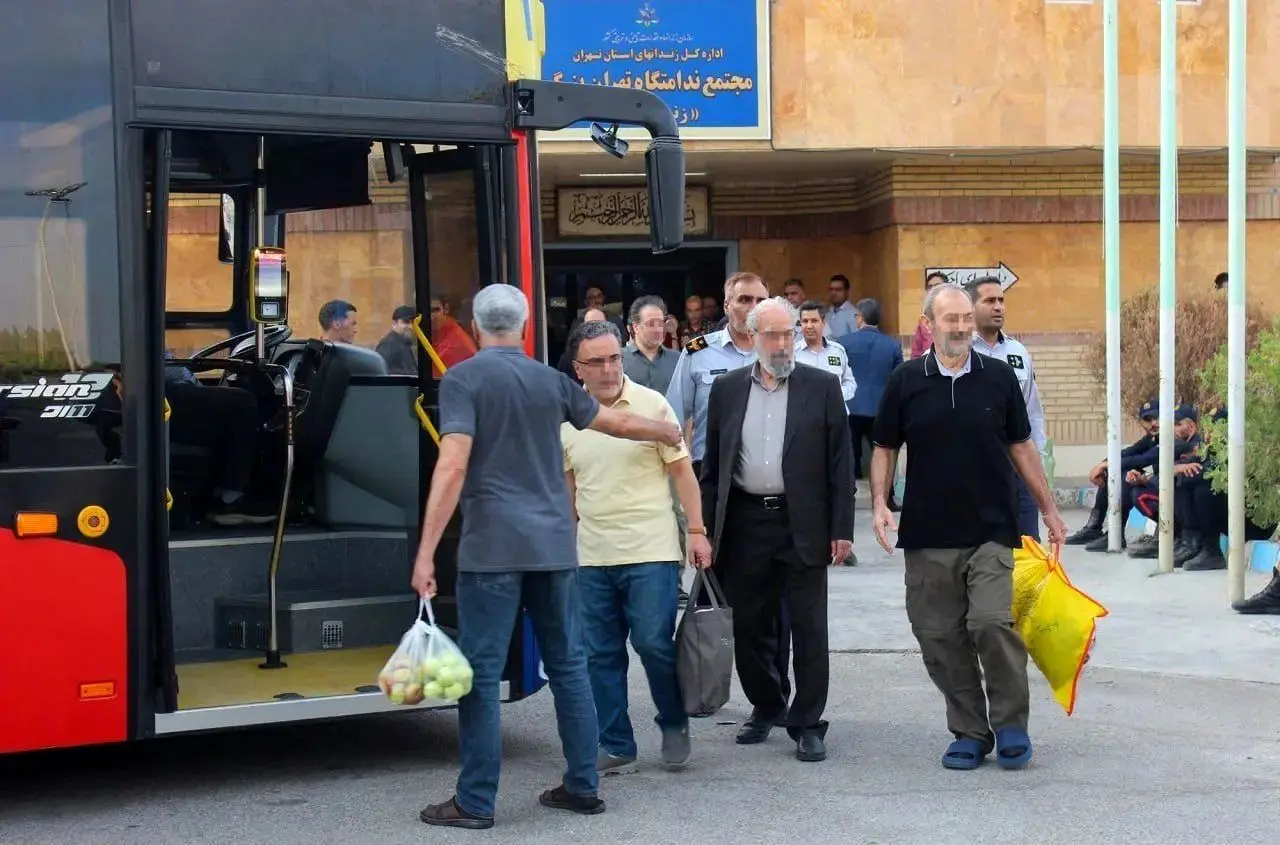 زیدآبادی: چرا به جای انتقال سخت به زندانیان مرخصی ندادید؟ | دستبند و پابند در انتقال زندانیان سیاسی؛ چه توجیهی دارد؟