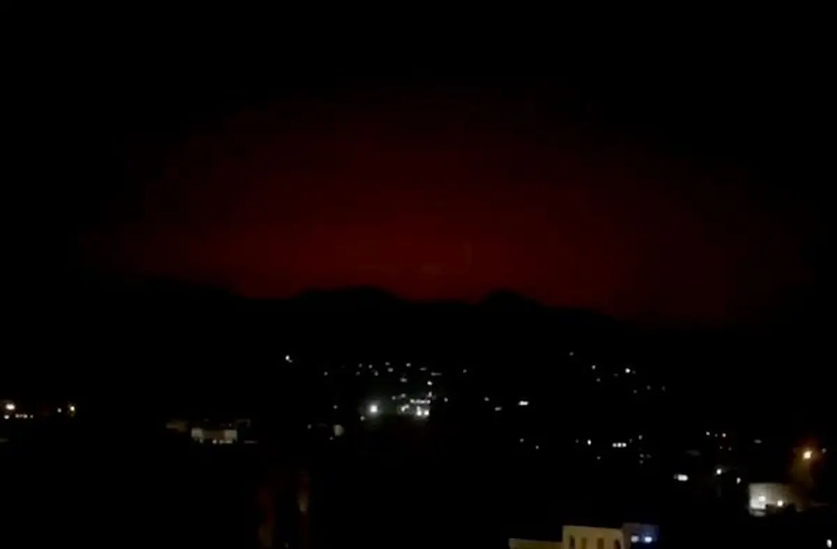 ۲ اطلاعیه هلال احمر درباره چگونگی محافظت در برابر بارانهای اسیدی ناشی از انفجار مخازن سوخت
