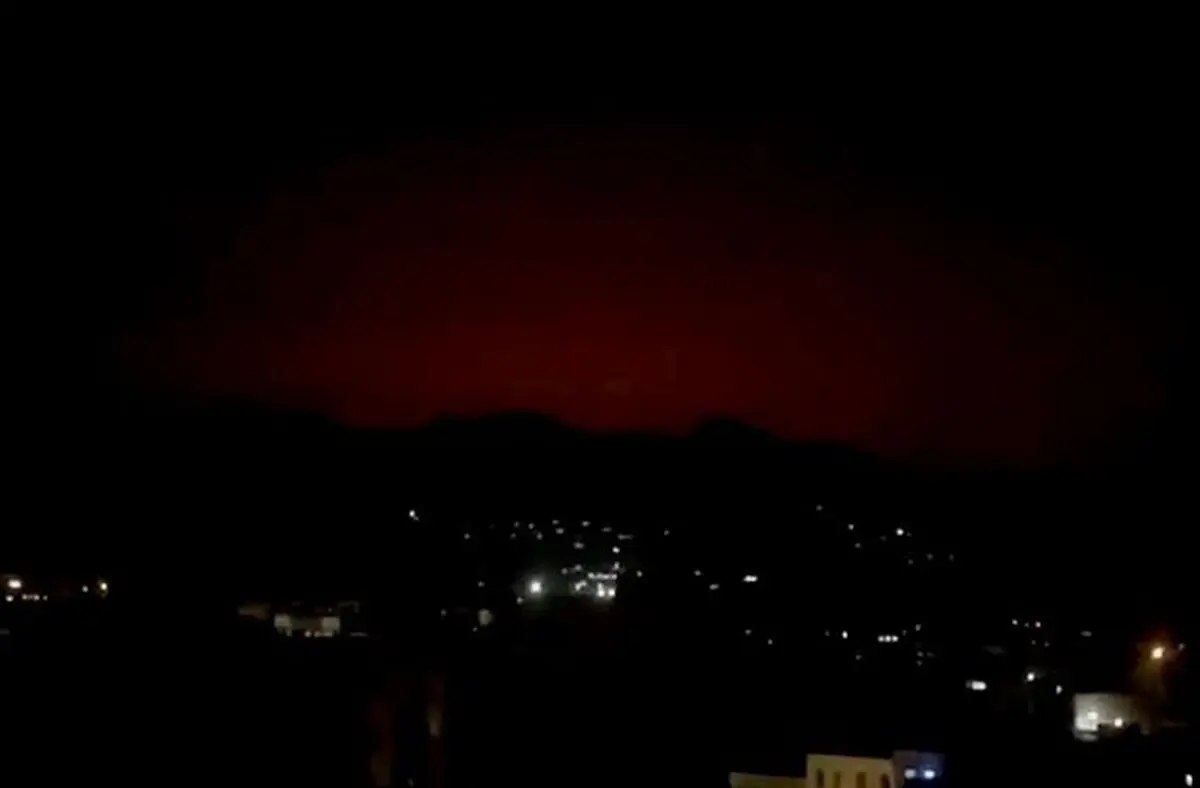 ۲ اطلاعیه هلال احمر درباره چگونگی محافظت در برابر بارانهای اسیدی ناشی از انفجار مخازن سوخت

