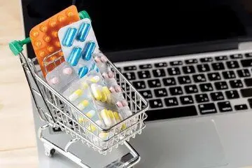 مجوزی که فقط در روزهای سخت کرونا و جنگ اعتبار داشت | پشت پرده اختلاف بر سر دارورسانی آنلاین