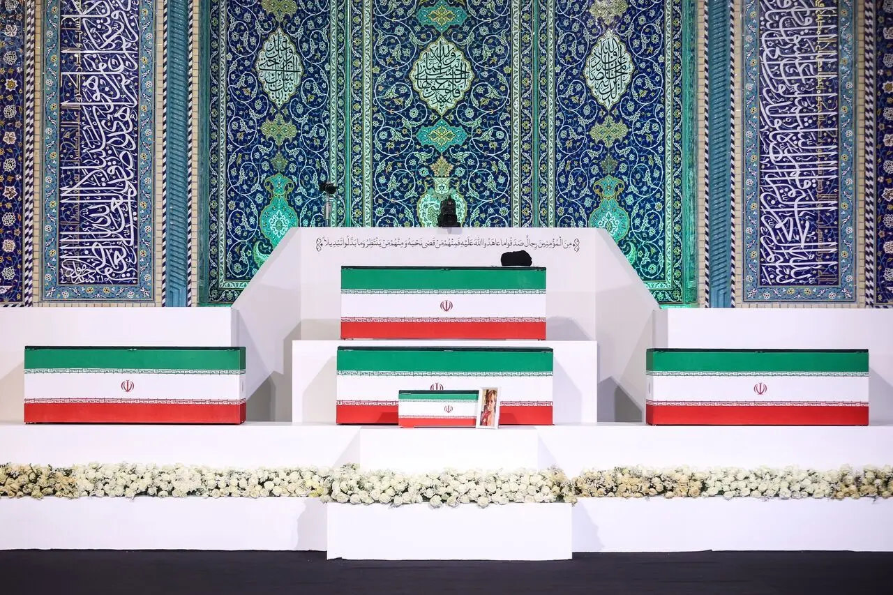 کدام یک از اعضای خانواده رهبر شهید انقلاب به شهادت رسیدند؟ | اسامی دختر، نوه و داماد رهبر انقلاب که شهید شدند