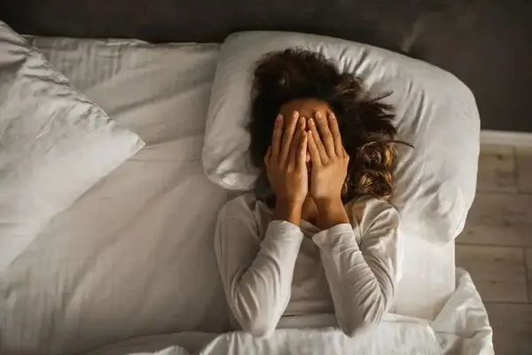 اشتباه صبحگاهی رایجی که خواب شبانه را مختل می‌کند