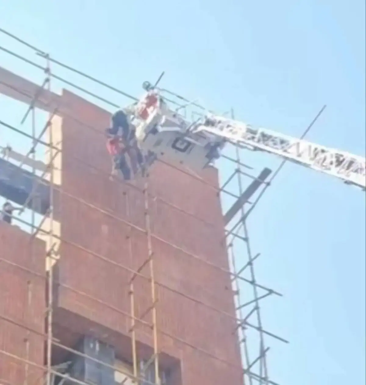 گرفتاری کارگر نماکار در ارتفاع ۱۵ متری داربست| نجات با نردبان امداد